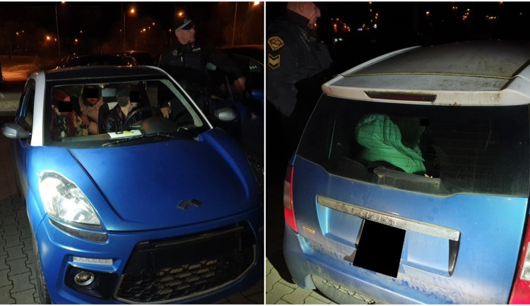 Opilý osmnáctiletý řidič vozil v noci kamarády po městě, nacpal je i do kufru