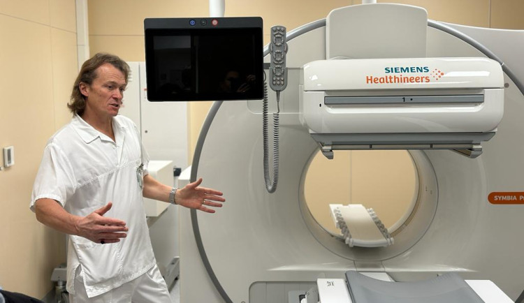 Karlovarská nemocnice představila nový diagnostický přístroj, tento model jinde v Česku zatím nenajdete