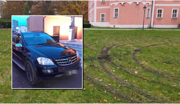 Řidič mercedesu driftoval v zámeckém parku i v těsné blízkosti dětského hřiště, policie hledá svědky