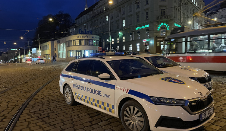 Na nádraží v Brně úřaduje protivný vozíčkář. Najíždí do výloh a chňape po zboží