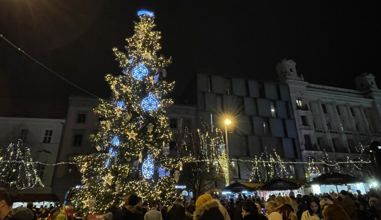 Tisíce Brňanů se nahrnuly na náměstí, aby viděly rozsvícení vánočního stromu