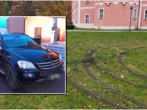 Řidič mercedesu driftoval v zámeckém parku i v těsné blízkosti dětského hřiště, policie hledá svědky