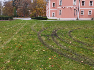Řidič mercedesu driftoval v zámeckém parku i v těsné blízkosti dětského hřiště