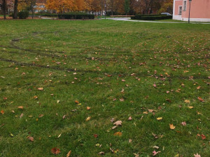 Řidič mercedesu driftoval v zámeckém parku i v těsné blízkosti dětského hřiště