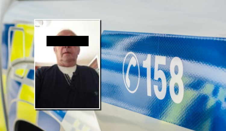Policisté pátrali po starším cizinci, zůstalo po něm jen nastartované auto