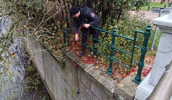 Strážníci za pomoci slaňovací techniky lovili z řeky hůl nešťastné seniorky