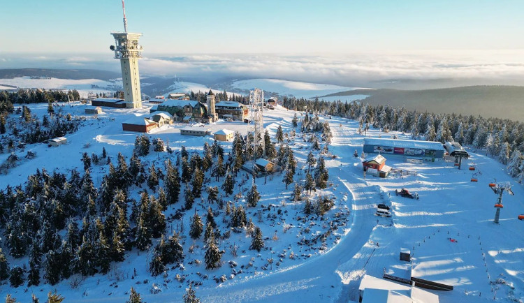 Ve skiareálu Klínovec se začne lyžovat v pátek 8. prosince
