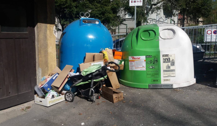 Karlovy Vary každoročně doplácí přes 10 miliónů za úklid černých skládek a dalšího nepořádku