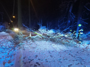 Kvůli těžkému sněhu je v Karlovarském kraji 24 000 domácností bez proudu