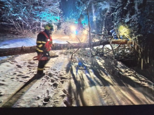 Kvůli těžkému sněhu je v Karlovarském kraji 24 000 domácností bez proudu