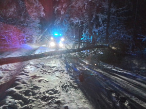 Kvůli těžkému sněhu je v Karlovarském kraji 24 000 domácností bez proudu