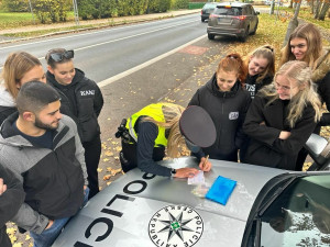Karlovarská policie přiblížila práci policistů studentům čtvrtého ročníku střední školy TRIVIS v rámci jejich odborné praxe