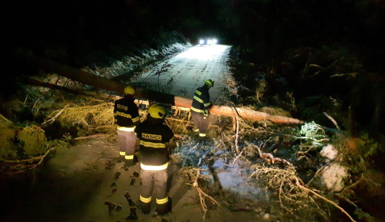Kvůli těžkému sněhu je v Karlovarském kraji 24 000 domácností bez proudu
