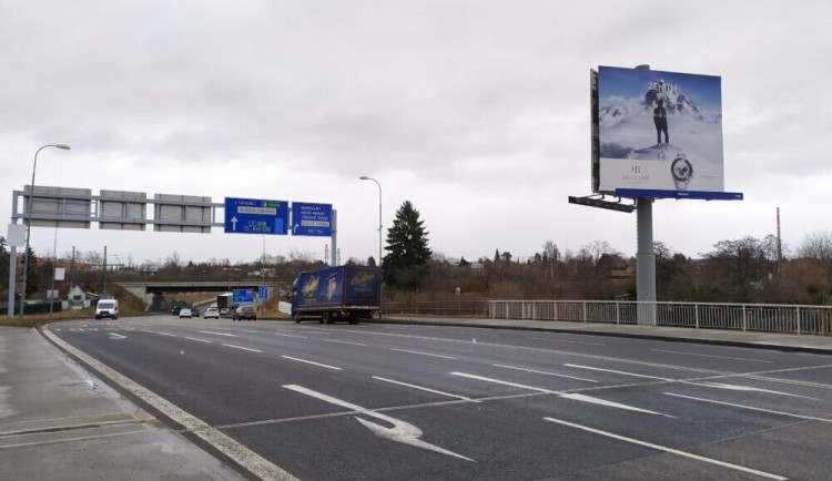 Stavební práce omezí dopravu v ulici Generála Píky. Po opravě mostu se objevily závady