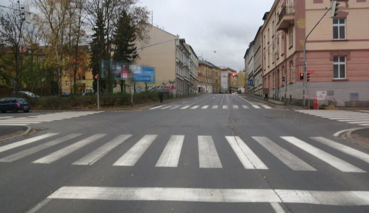 Ženu na přechodu srazilo auto. Policie hledá svědky nehody