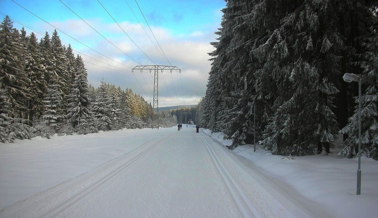 V Karlovarském kraji otevřou první lyžařské areály, do stop mohou i běžkaři