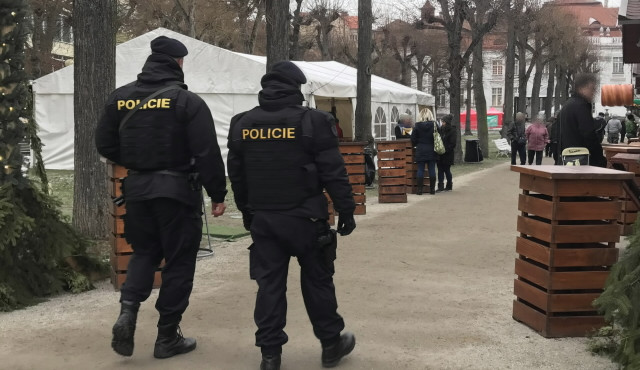 Policisté dohlíží na trhy v Karlovarském kraji. Varují před kapsáři