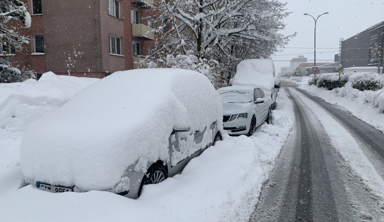 V Karlovarském kraji dnes znovu sněží, silnice jsou pod sněhem