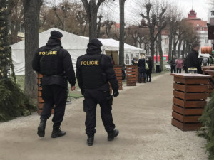 Policisté dohlíží na trhy v Karlovarském kraji. Varují před kapsáři