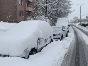 V Karlovarském kraji dnes znovu sněží, silnice jsou pod sněhem