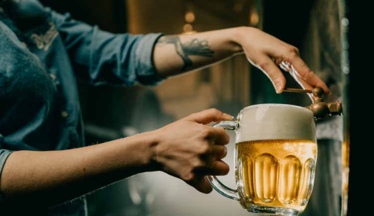 Češi pijí méně piva a zbytečně za něj přeplácejí. Pokud chcete ušetřit, dejte si velké pivo, radí experti