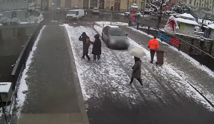 VIDEO: Řidič ignoroval značku zákazu vjezdu a prokličkoval mezi sloupky, usvědčil ho kamerový záznam