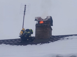 Hasiči bojovali s požárem komína čtyři hodiny. Nezapomínejte na jejich kontroly a čištění, připomínají