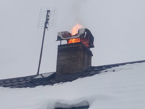 Hasiči bojovali s požárem komína čtyři hodiny. Nezapomínejte na jejich kontroly a čištění, připomínají