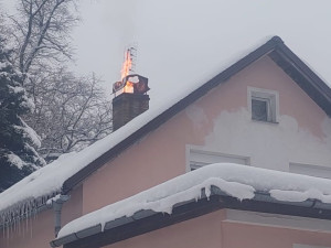 Hasiči bojovali s požárem komína čtyři hodiny. Nezapomínejte na jejich kontroly a čištění, připomínají