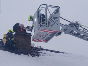 Hasiči bojovali s požárem komína čtyři hodiny. Nezapomínejte na jejich kontroly a čištění, připomínají