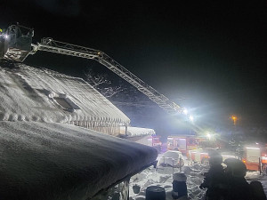 Hasiči bojovali s požárem komína čtyři hodiny. Nezapomínejte na jejich kontroly a čištění, připomínají