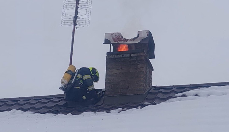 Hasiči bojovali s požárem komína čtyři hodiny. Nezapomínejte na jejich kontroly a čištění, připomínají