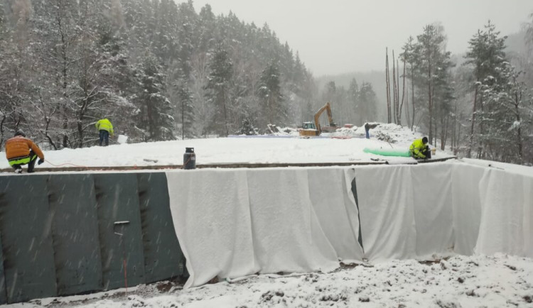 Kvůli sněžení a mrazům přerušili dělníci práce na mostech na hlavním tahu mezi Plzní a Karlovými Vary