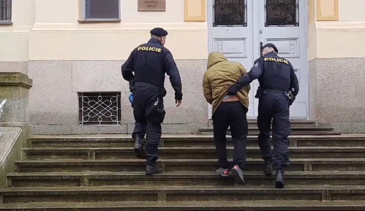 VIDEO: Baseballovou pálkou málem umlátil k smrti hosta, majitel kasina u soudu přiznal svou vinu