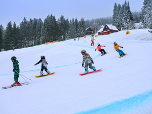 O víkendu se bude v Karlovarském kraji lyžovat už ve většině skiareálů