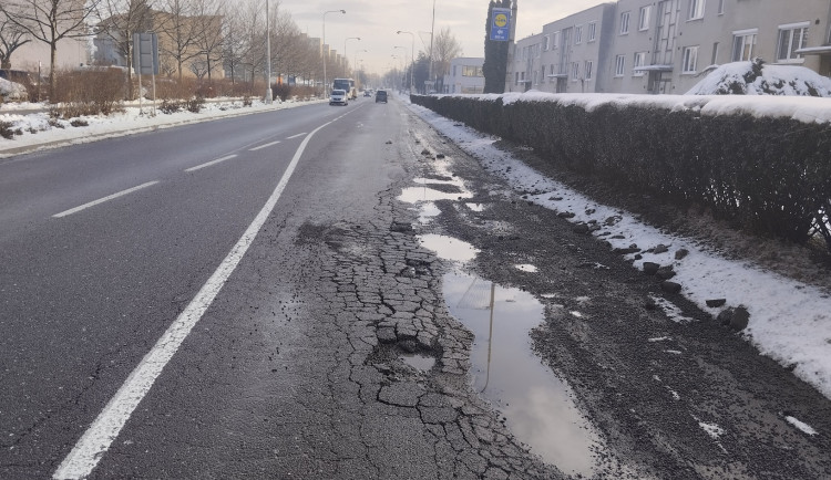 Na poškozenou silnici ve Znojmě naběhli dělníci. Nečekaná oprava zbrzdí řidiče