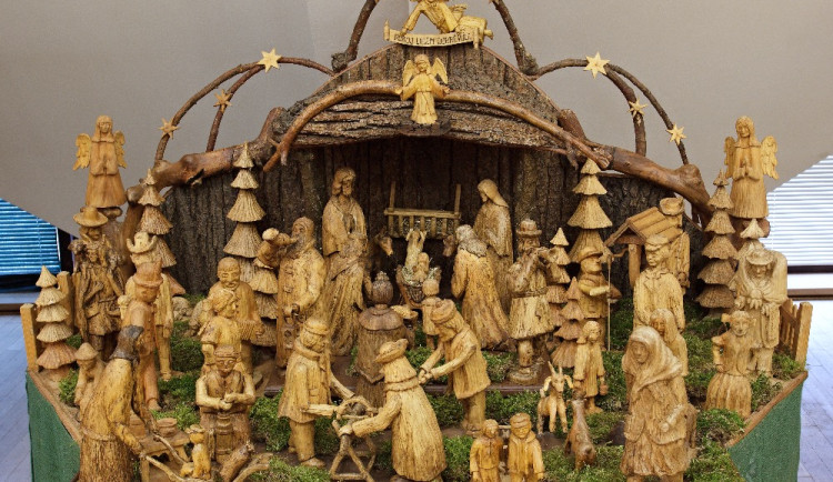 Lidé v brněnském letohrádku obdivují devadesát betlémů. Jeden připutoval z Mexika