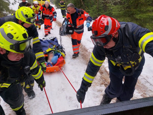 Lesního dělníka poranil padající strom. Práci záchranářů komplikoval těžko přístupný terén