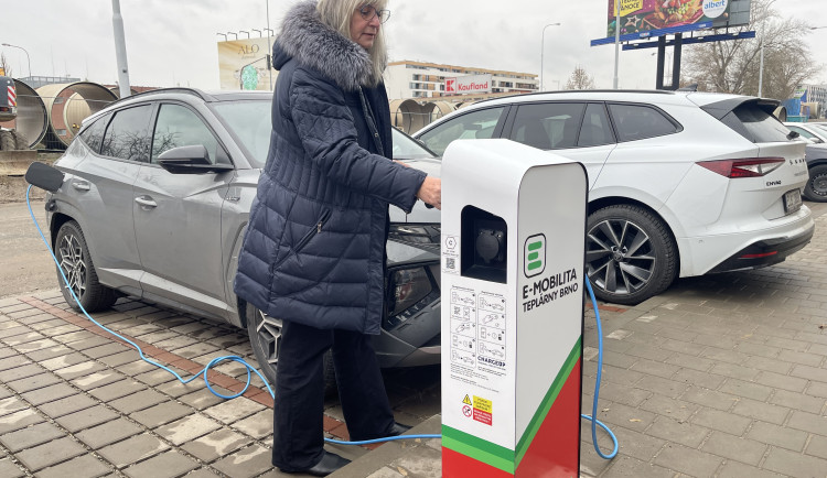 Brno má osmdesát dobíječek pro elektroauta. Nová stojí u opraveného plavečáku