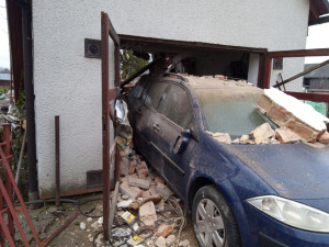 Výbuch plynu rozmetal garáž a tlaková vlna poškodila dům. Při explozi se zranila jedna osoba