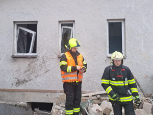 Výbuch plynu rozmetal garáž a tlaková vlna poškodila dům. Při explozi se zranila jedna osoba