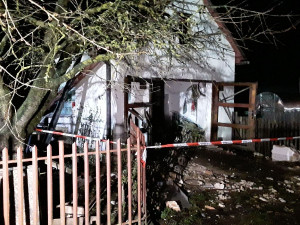 Výbuch plynu rozmetal garáž a tlaková vlna poškodila dům. Při explozi se zranila jedna osoba