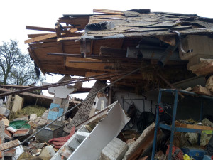 Výbuch plynu rozmetal garáž a tlaková vlna poškodila dům. Při explozi se zranila jedna osoba