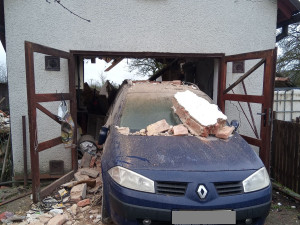 Výbuch plynu rozmetal garáž a tlaková vlna poškodila dům. Při explozi se zranila jedna osoba