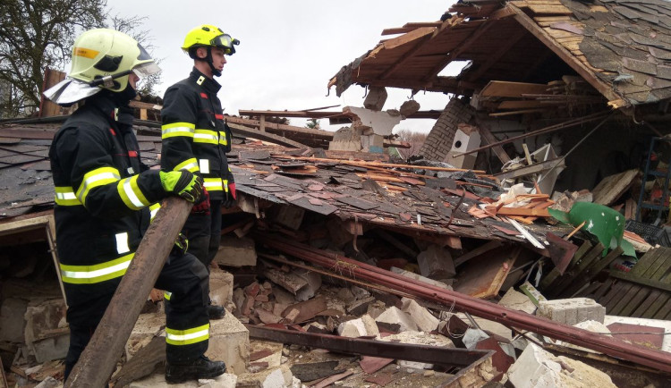 Výbuch plynu rozmetal garáž a tlaková vlna poškodila dům. Při explozi se zranila jedna osoba
