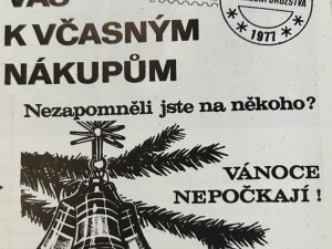 Balící papír z loňských Vánoc a dárky podpultovky. Jak vypadaly svátky v dobách minulých?