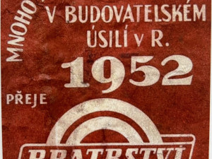 Balící papír z loňských Vánoc a dárky podpultovky. Jak vypadaly svátky v dobách minulých?