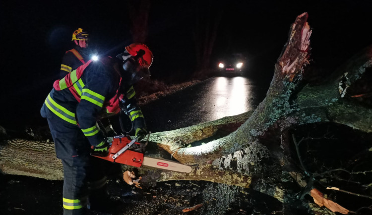 Hasiči v Karlovarském kraji kvůli větru a dešti vyjížděli k desítkám událostí. V Bukovanech spadl vánoční strom