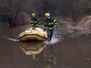 Karlovarští hasiči ráno zachránili na člunu pět lidí před stoupající Ohří
