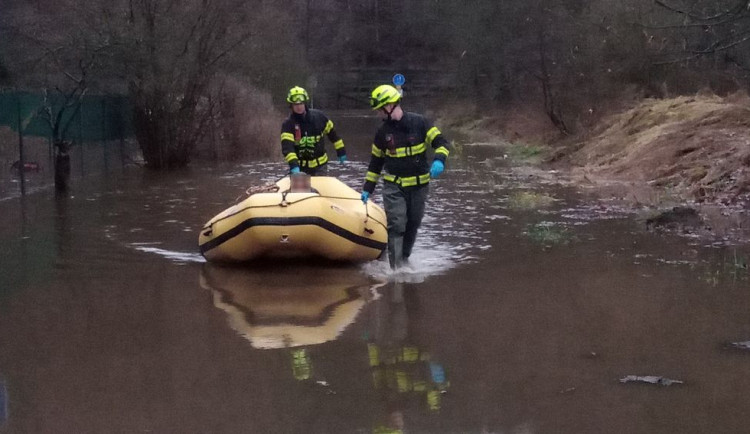 Karlovarští hasiči ráno zachránili na člunu pět lidí před stoupající Ohří